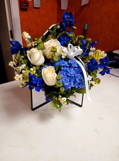 Envelope arrangement - Beatiful fresh flowers arranged in envelope box